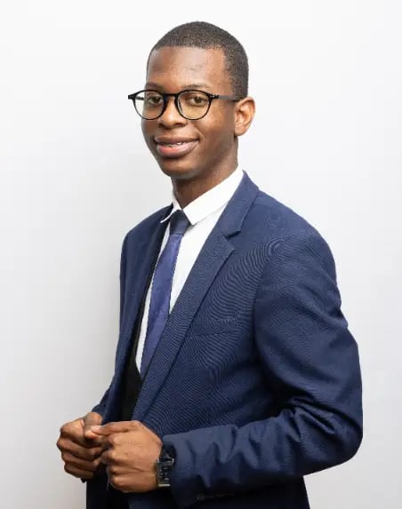 Corporate portraits for executives in DR — neutral studio backdrop