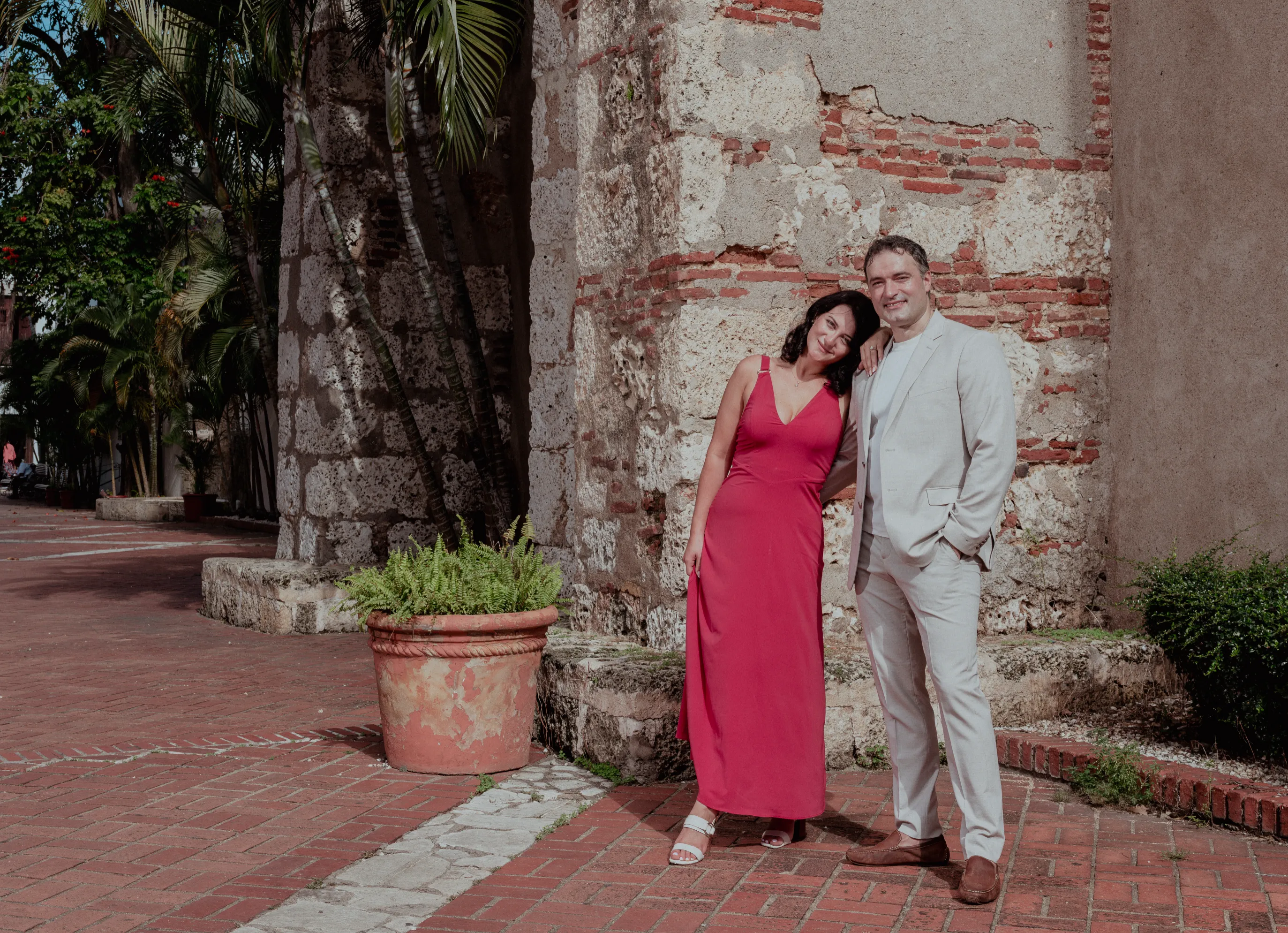 Retrato de pareja en la Ciudad Colonial Pareja en retrato íntimo junto a muros coloniales de la Ciudad Colonial, Santo Domingo, fotografía de pareja con luz natural